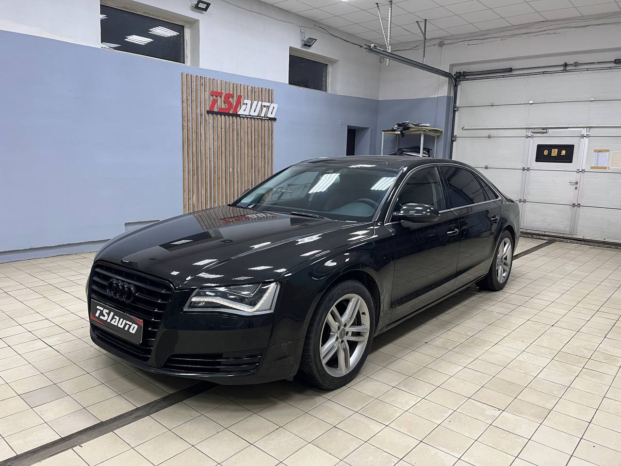 Установка контурной подсветки салона в Audi A8L