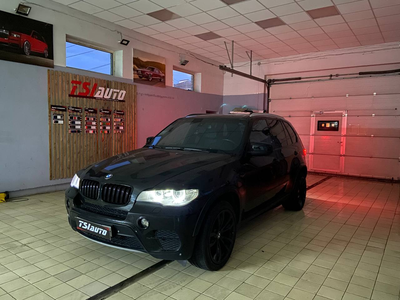 Установка подсветки салона в BMW X5 E70 в Туле