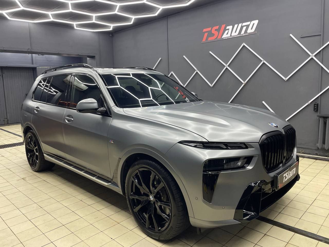 BMW X7 оклейка сатиновой плёнкой в Туле