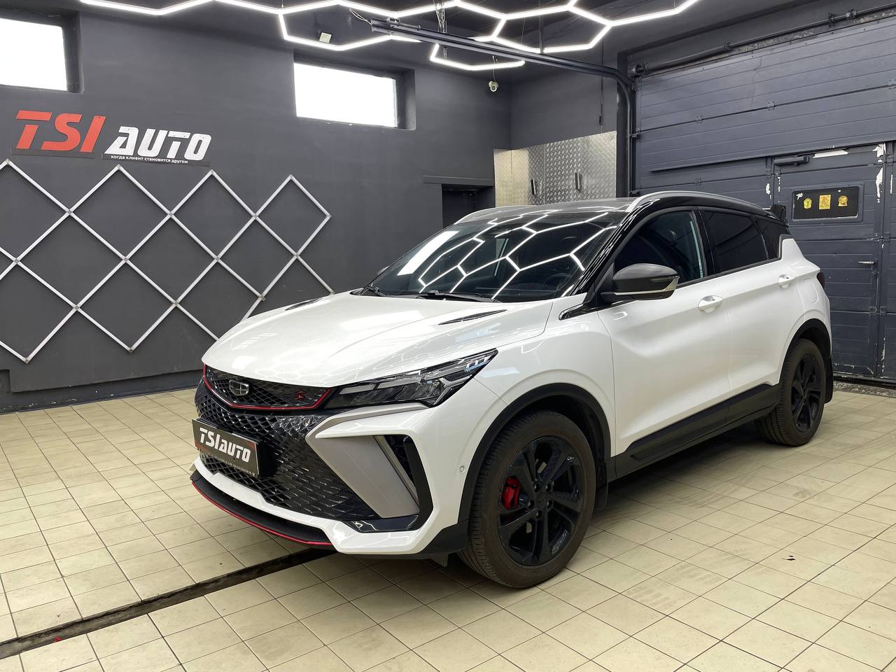 Geely Coolray установка сабвуфера и усилителя в Туле