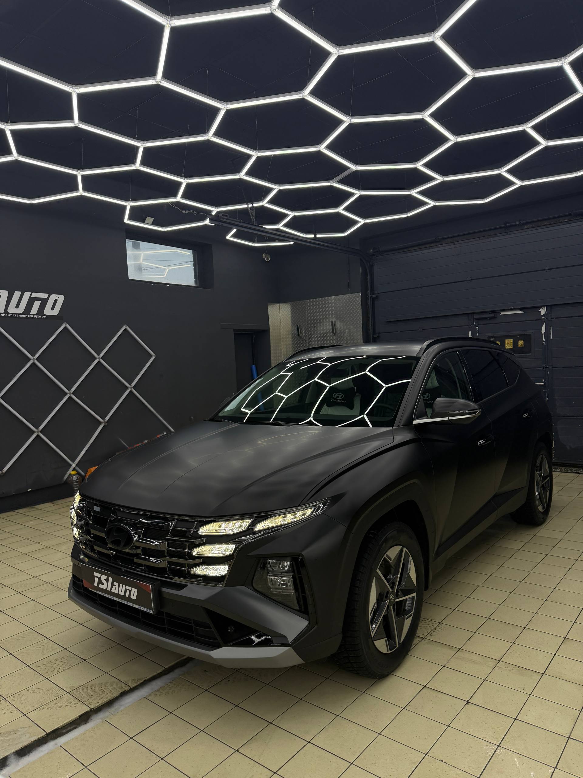 Оклейка Hyundai Tucson защитной матовой пленкой фото и цены