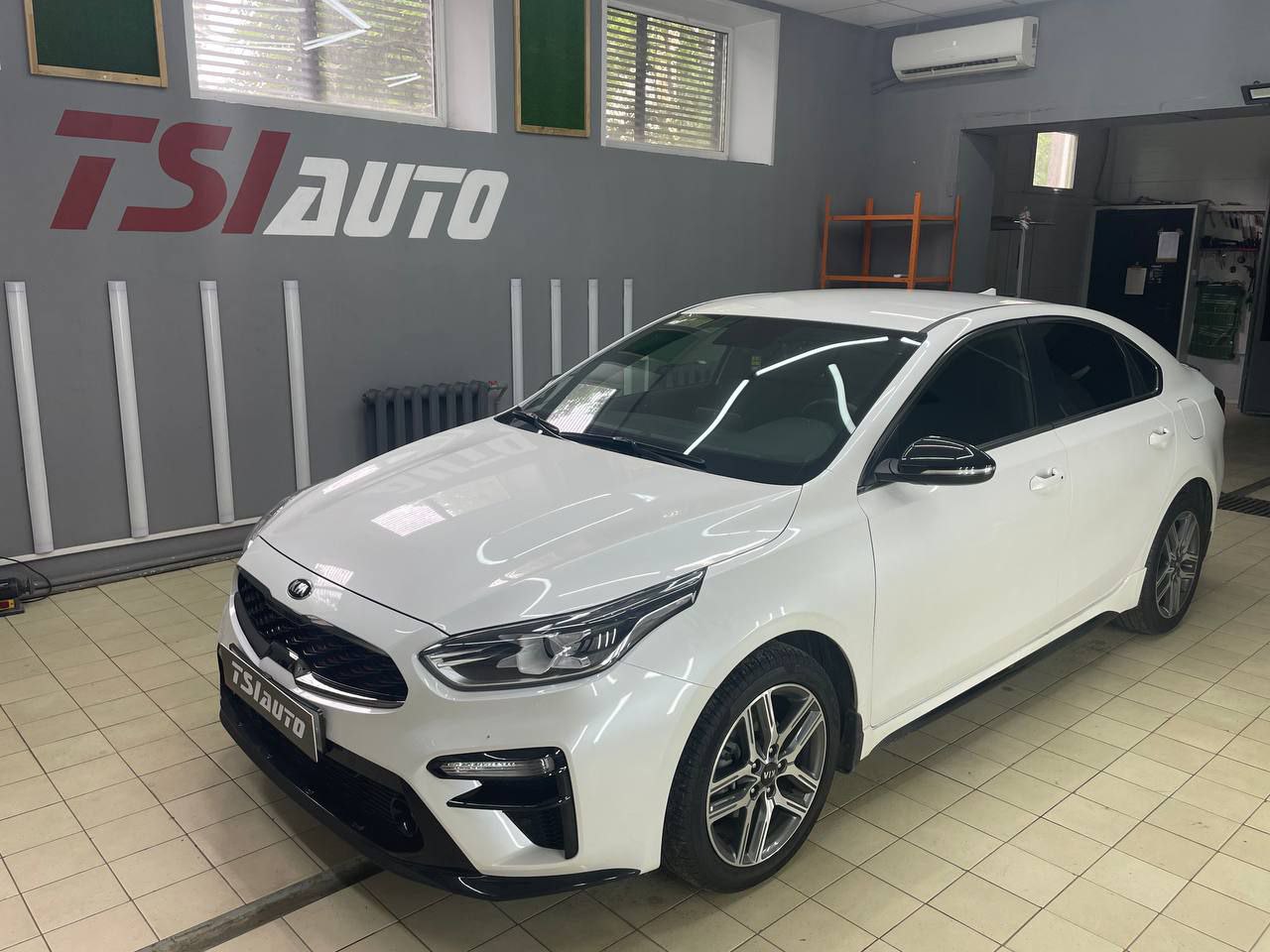 Установка контурной подсветки салона в KIA Cerato