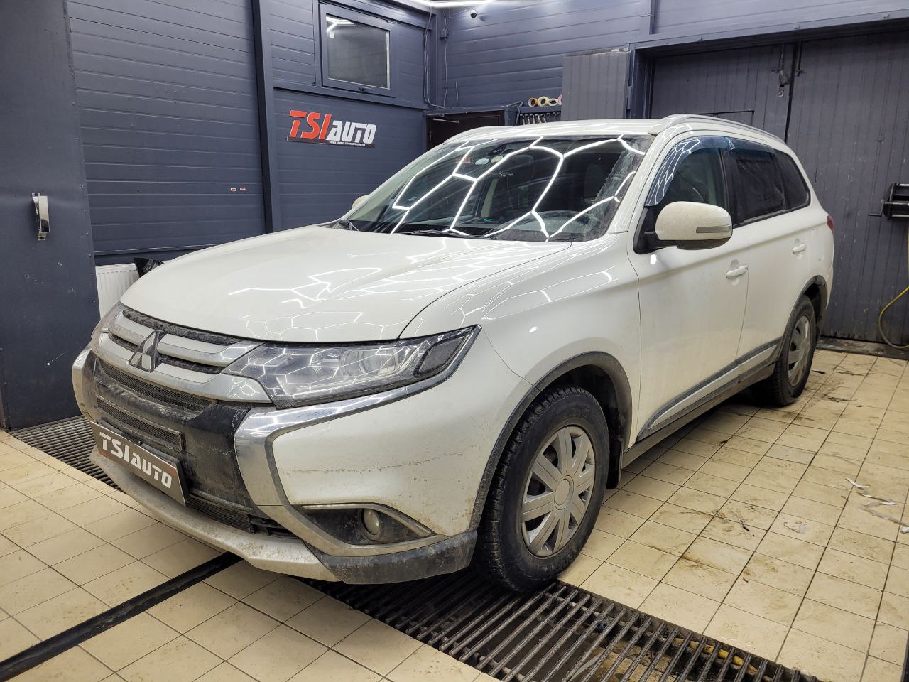 Замена головного устройства и установка камеры Mitsubishi Outlander XL в Туле