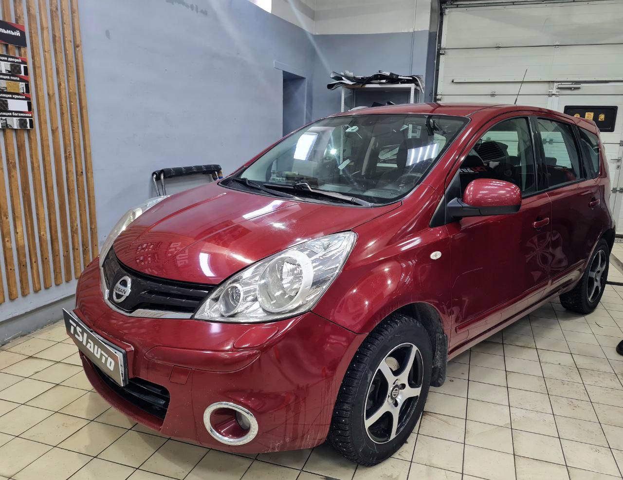 Nissan Note оклейка фар бронепленкой в Туле