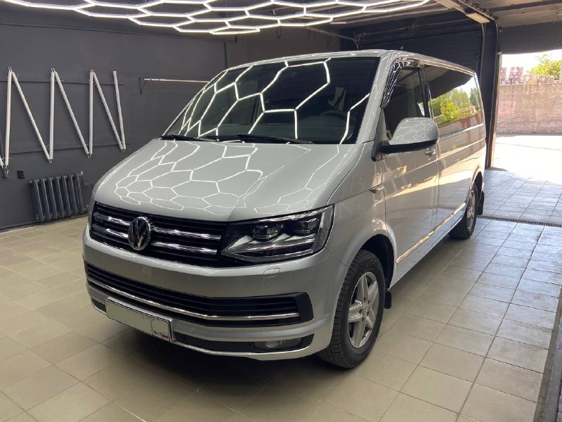 Volkswagen Caravelle установка усилителя и динамиков в Туле