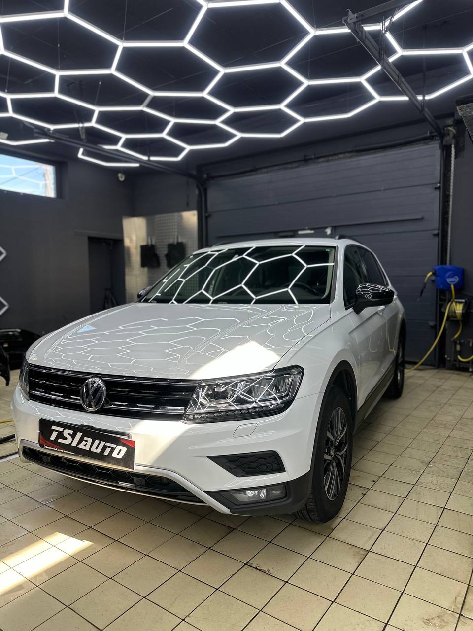 Volkswagen Tiguan полировка и оклейка фар в Туле