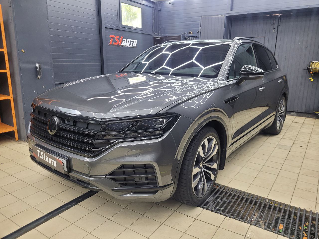 Volkswagen Touareg оклейка лобового стекла в Туле