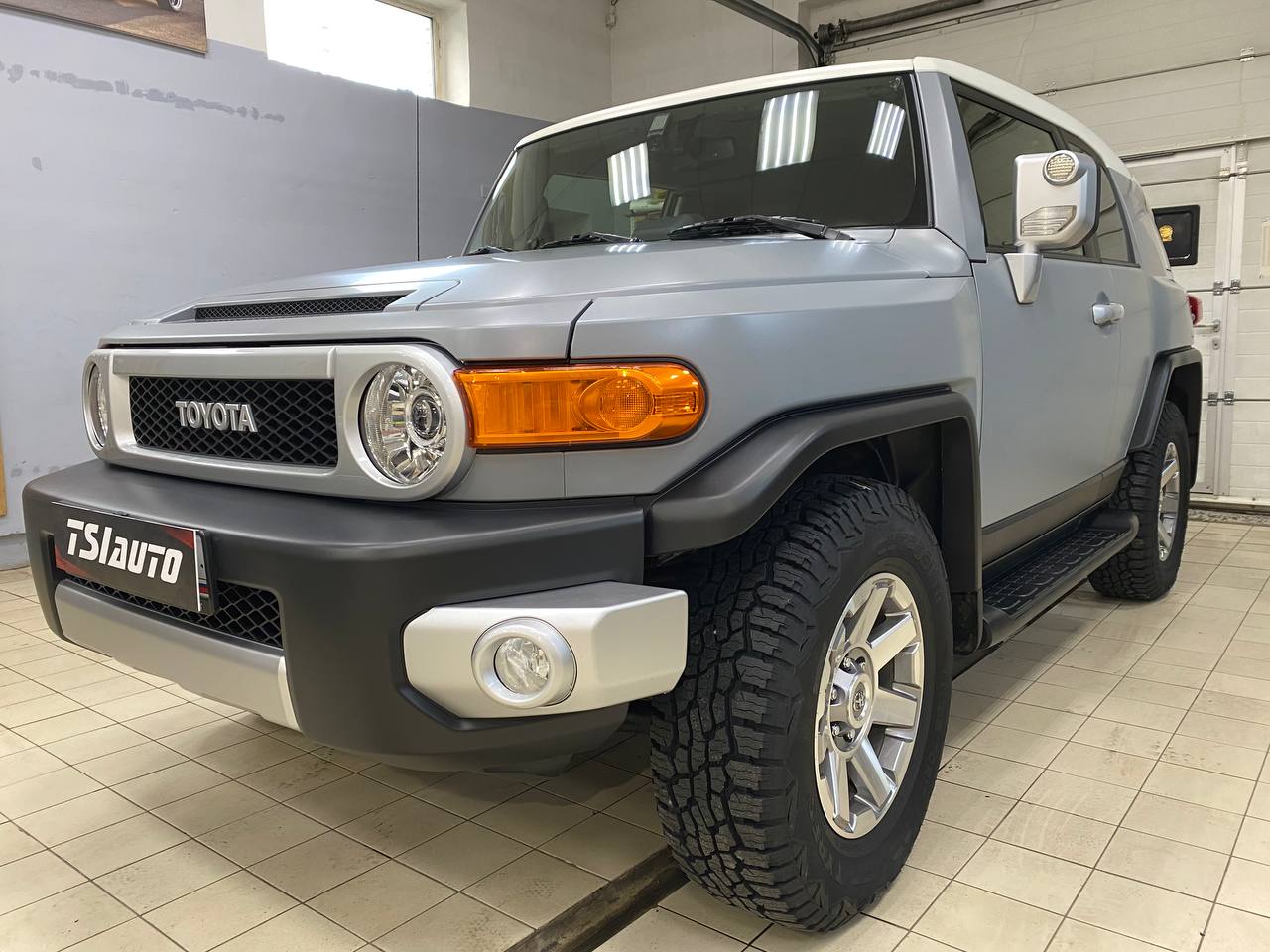 Оклейка матовой бронепленкой Toyota FJ Cruiser в Туле