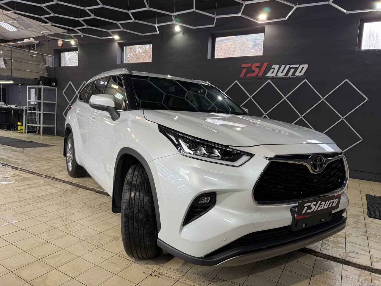 Полная оклейка пленкой Toyota Highlander XU70 в Туле